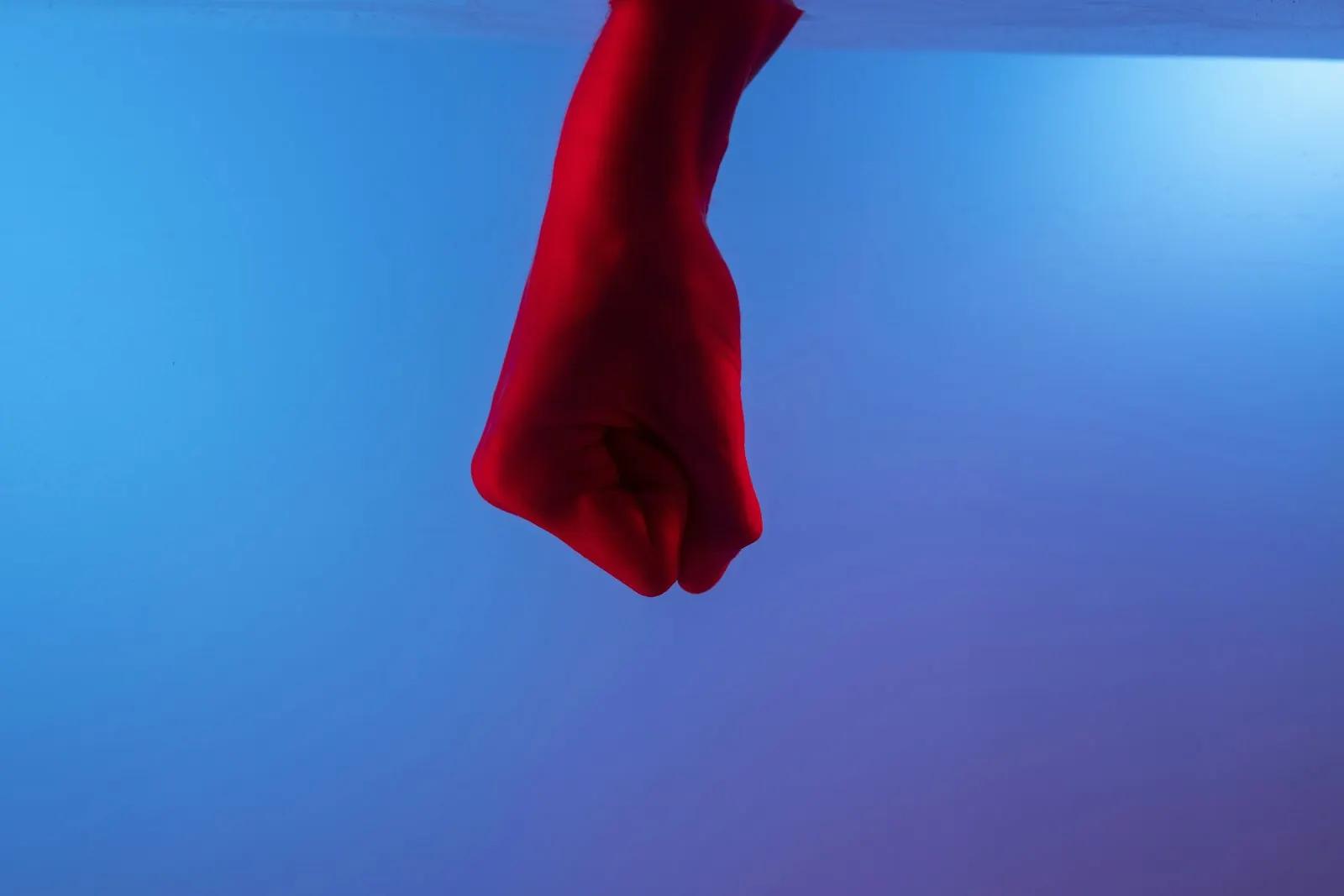 Tecido vermelho suspenso sobre um fundo azul